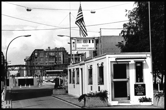 Berlijn_Berlijn_checkpoint_1985.jpg